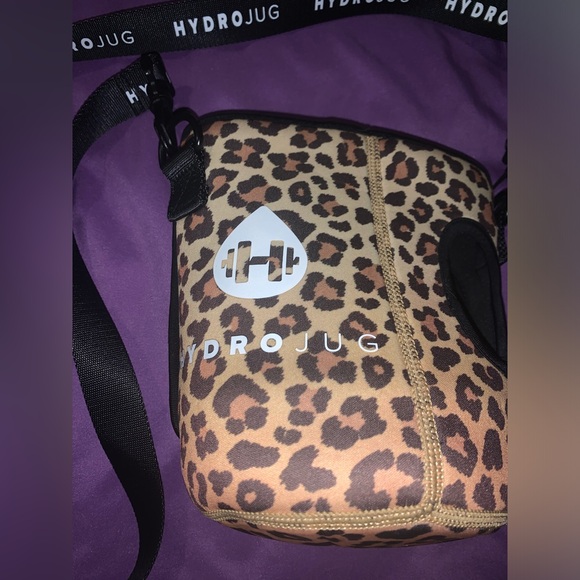 HydroJug leopard carrying sleeve. - Picture 5 of 5
